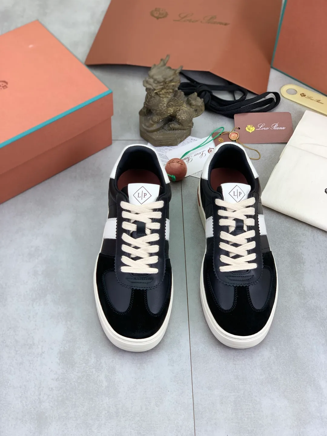 Men's men's shoes 💰P560 New style 💰High quality The latest casual shoes Loro Piana 💯Top grade💯Buy the original copy💯 Founded the existing Loro Piana company on April 24, 1924. It is now the sixth generation of family business, providing top quality products to customers who are discerning in taste and quality. Imported original fly woven fabric with cowhide fabric, plain calfskin lining. Hand-sewn thread with cowhide feet. Original packaging. Number of yards: 38-44 (customized for 45 and 46). 2️⃣ colors available.